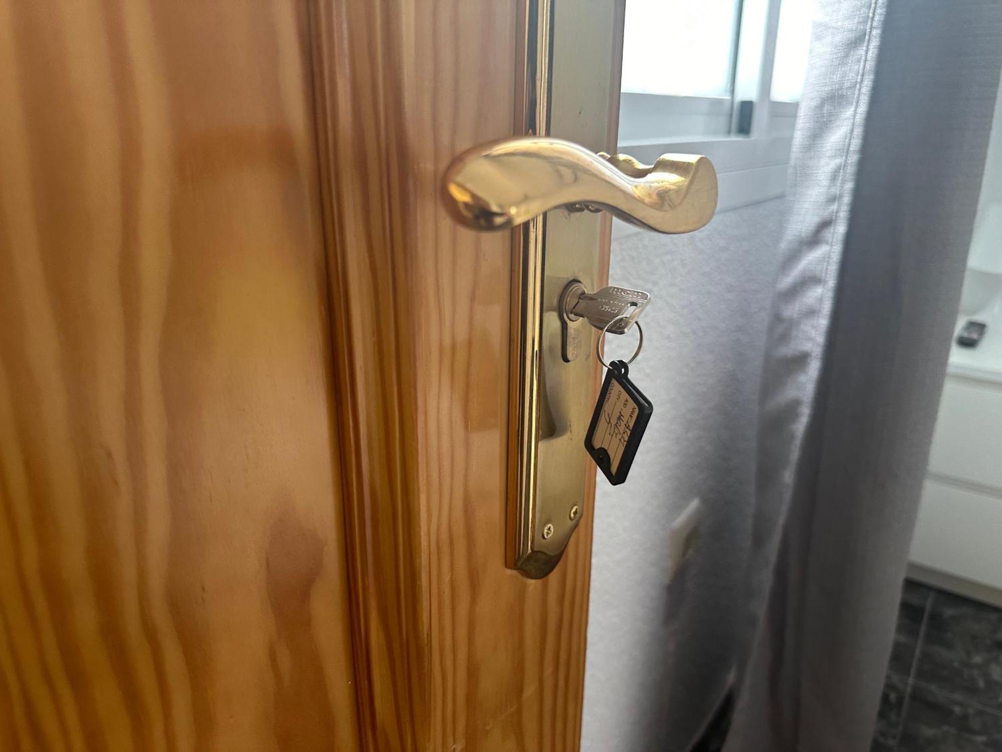 Almeria Centro Habitacion Privada En Apartamento Compartido Buitenkant foto