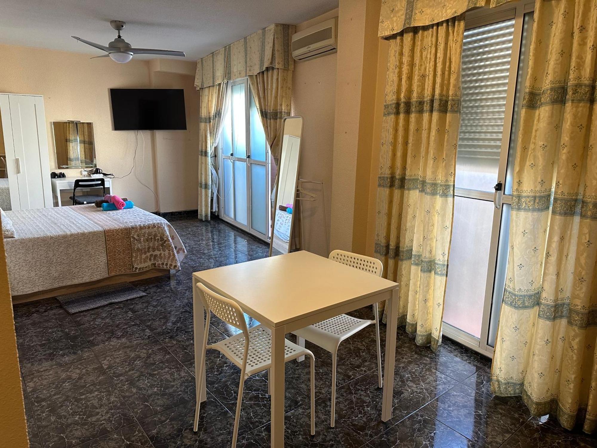 Almeria Centro Habitacion Privada En Apartamento Compartido Buitenkant foto