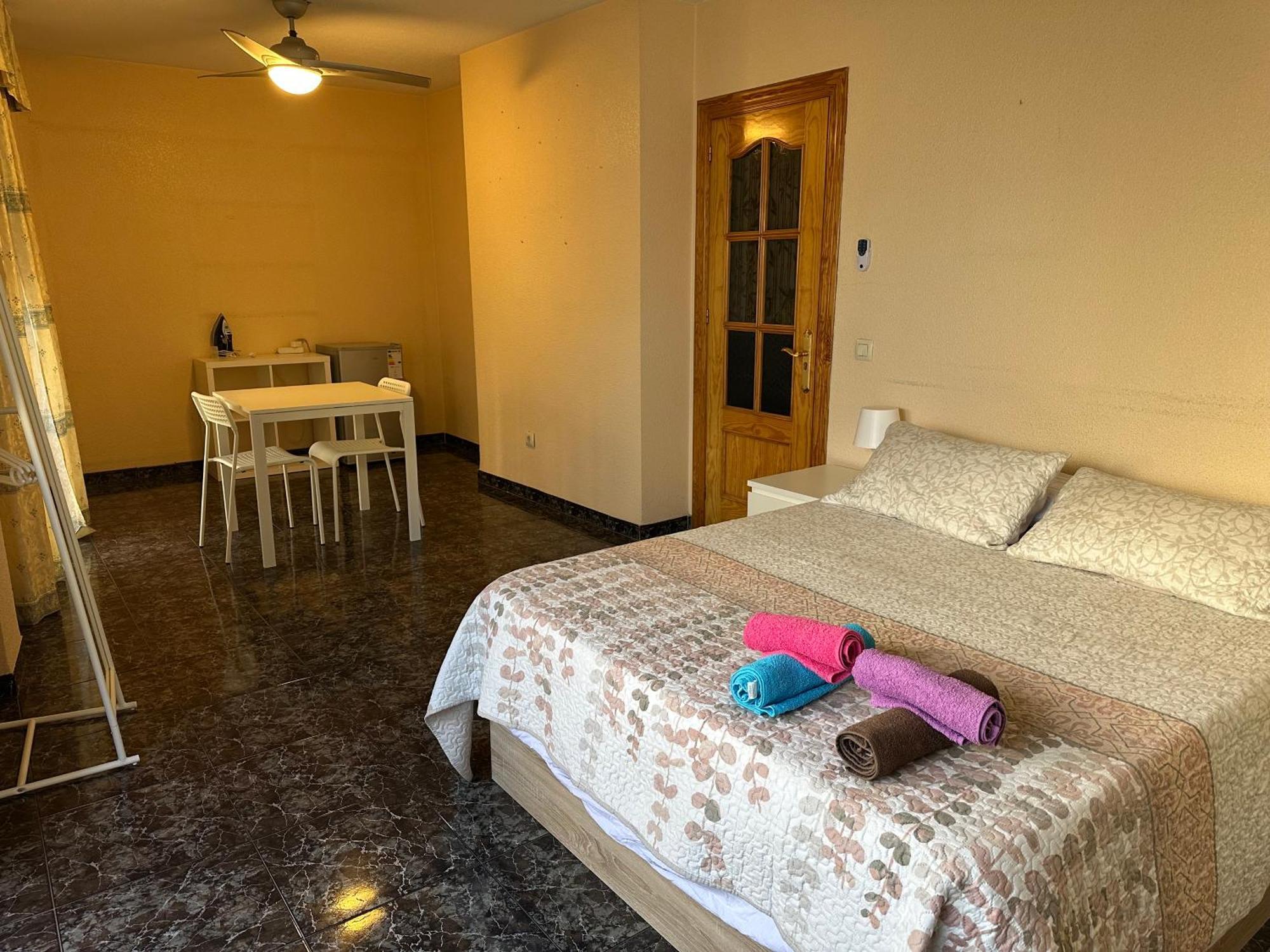 Almeria Centro Habitacion Privada En Apartamento Compartido Buitenkant foto